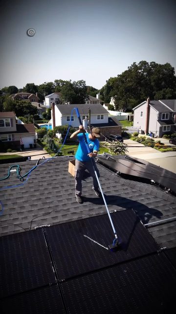 A dirty panel doesn’t generate what it should ☀️🔧
Cleaning + protection against nests and birds 🐦🚫. #panelessolares #glowup #solarpanels #nyc #antesydespues limpiezadepaneles