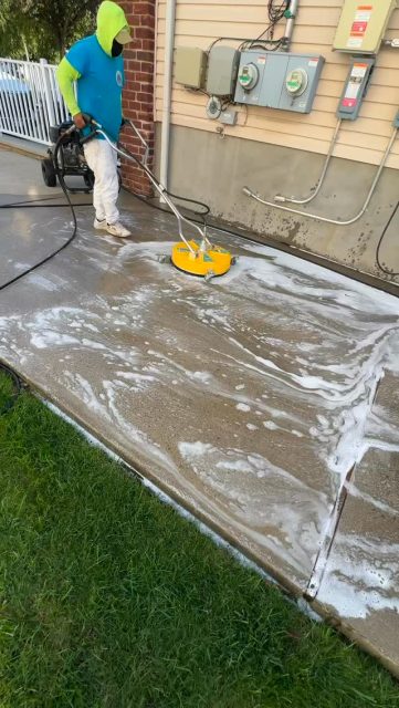 💦 Driveway Pressure Washing | Look at That Amazing Transformation! ✨

From dirty to spotless! See the difference professional pressure washing makes. 🏡

#DrivewayCleaning #PressureWashing #PowerWashing #BeforeAndAfter #LongIslandNY StatenIslandNY VAARCleaning